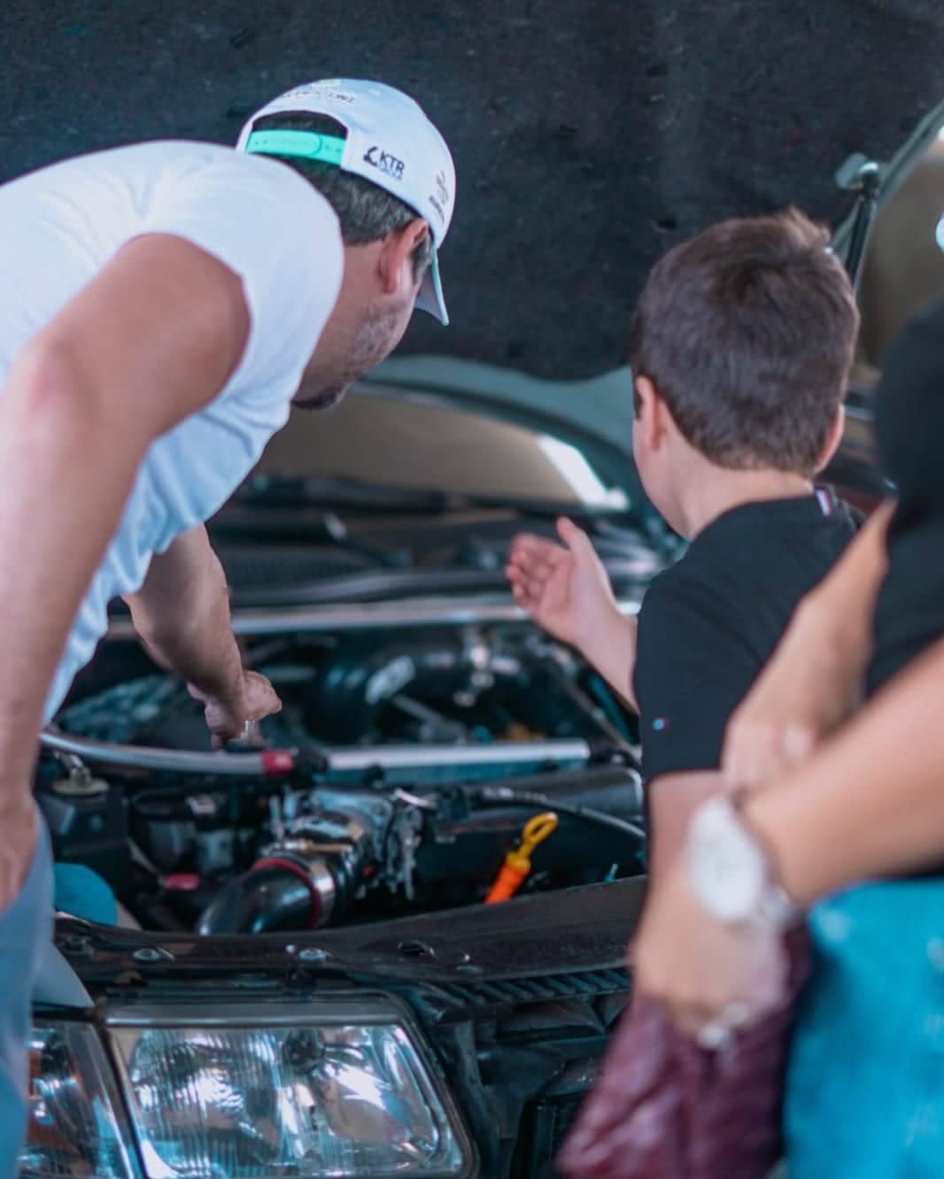 Equipe mostrando motor para visitantes