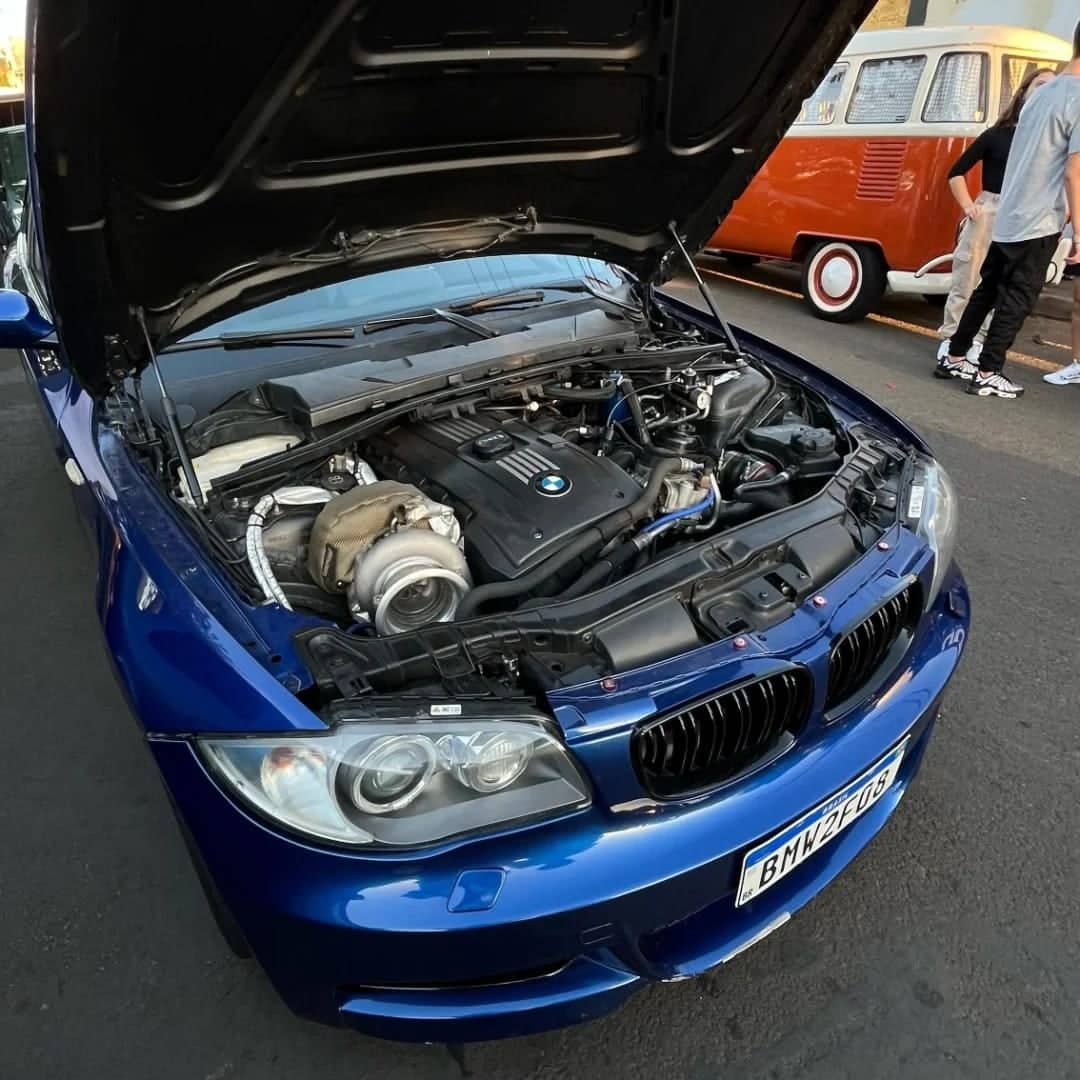 BMW Série 1 com motor turbo exposto