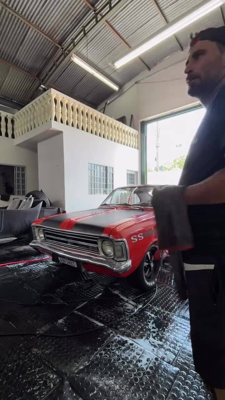 Opala SS 1974 na área de lavagem da oficina