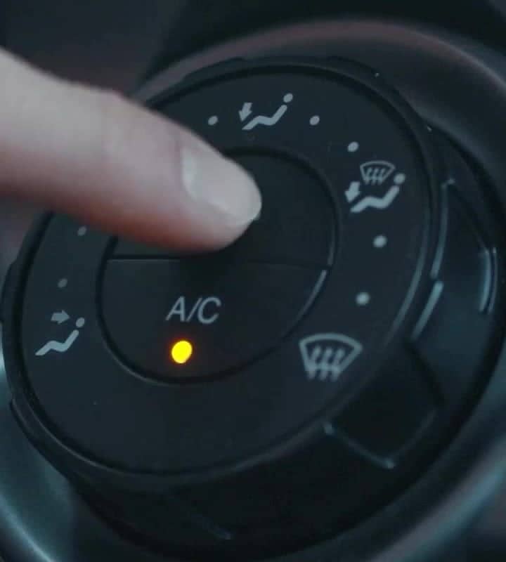 Painel com o botão do ar-condicionado ligado