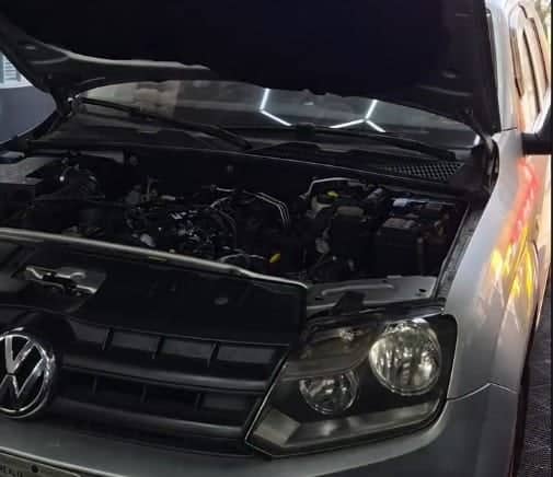 VW Amarok com o capô aberto na oficina, durante diagnóstico